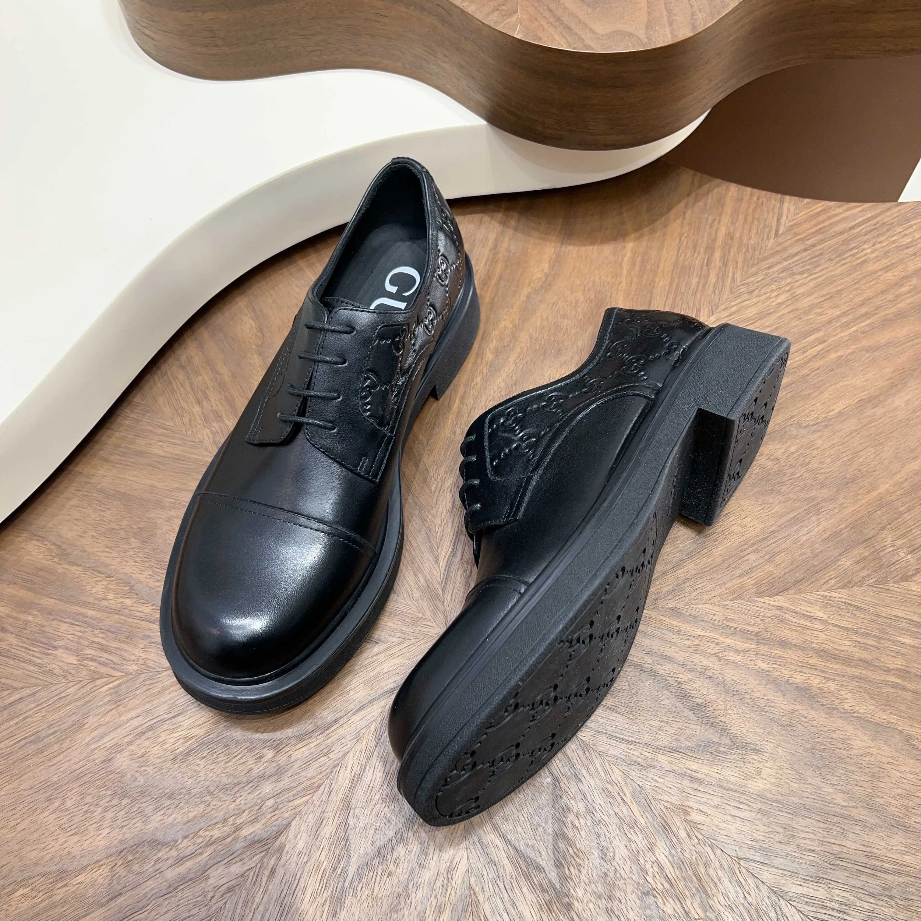 💰780 Gucci/Gucci new men’s lace-up shoes with GG details, matte cow leather derby shoes! The design of this men's lace-up shoe is rooted in the brand's heritage. Crafted from premium waxed cow leather, it is embellished with GG printed embossed suede leather details, a nod to Gucci's iconic monogram. The rubber sole decorated with GG pattern adds a touch of modern fashion to this design. Typical three-joint style design. European and American classic version, full calfskin lining. The overall upper texture is soft and the lining is comfortable and breathable. 2CM thickened soft rubber sole, easy to control. Versatile and stylish upper foot, multiple colors available to meet different matching needs, complete package! Size: 39-40-41-42-43-44 leather shoe size (38.45.46 can be customized)